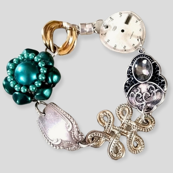 Hand Crafted Repurposed Vintage Assemblage Charm Bracelet NWT - Picture 2 of 16